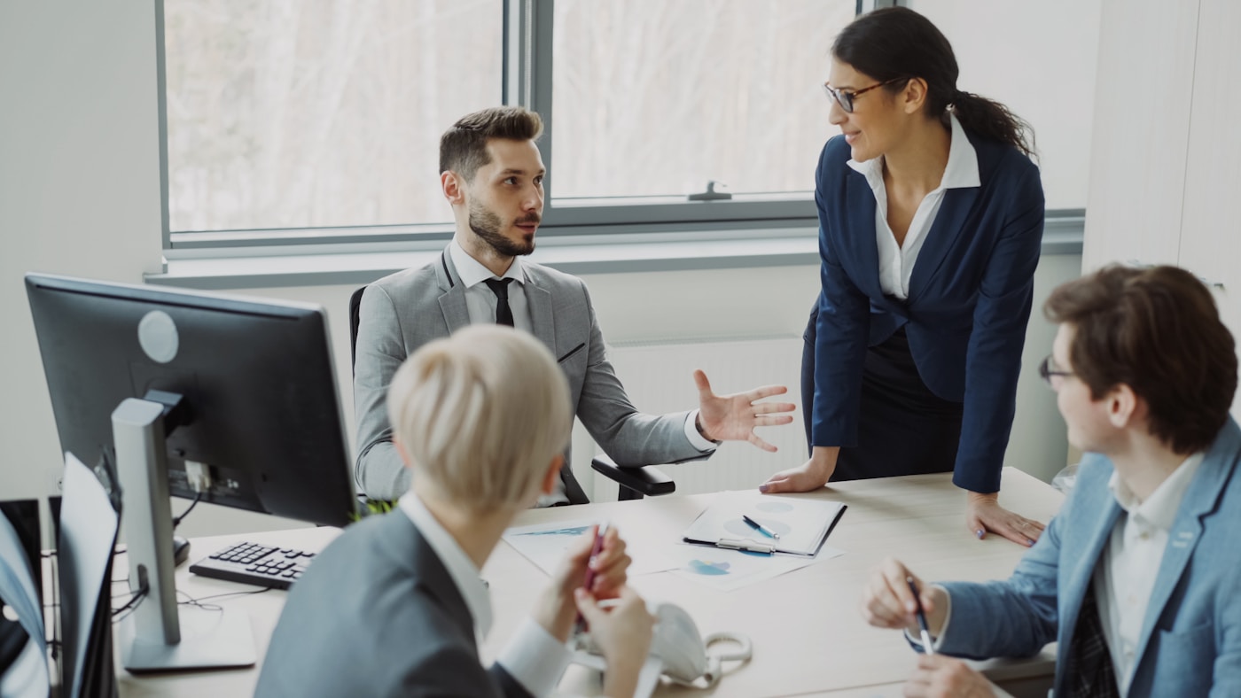 Équipe professionnelle échangeant autour d'une table de réunion moderne