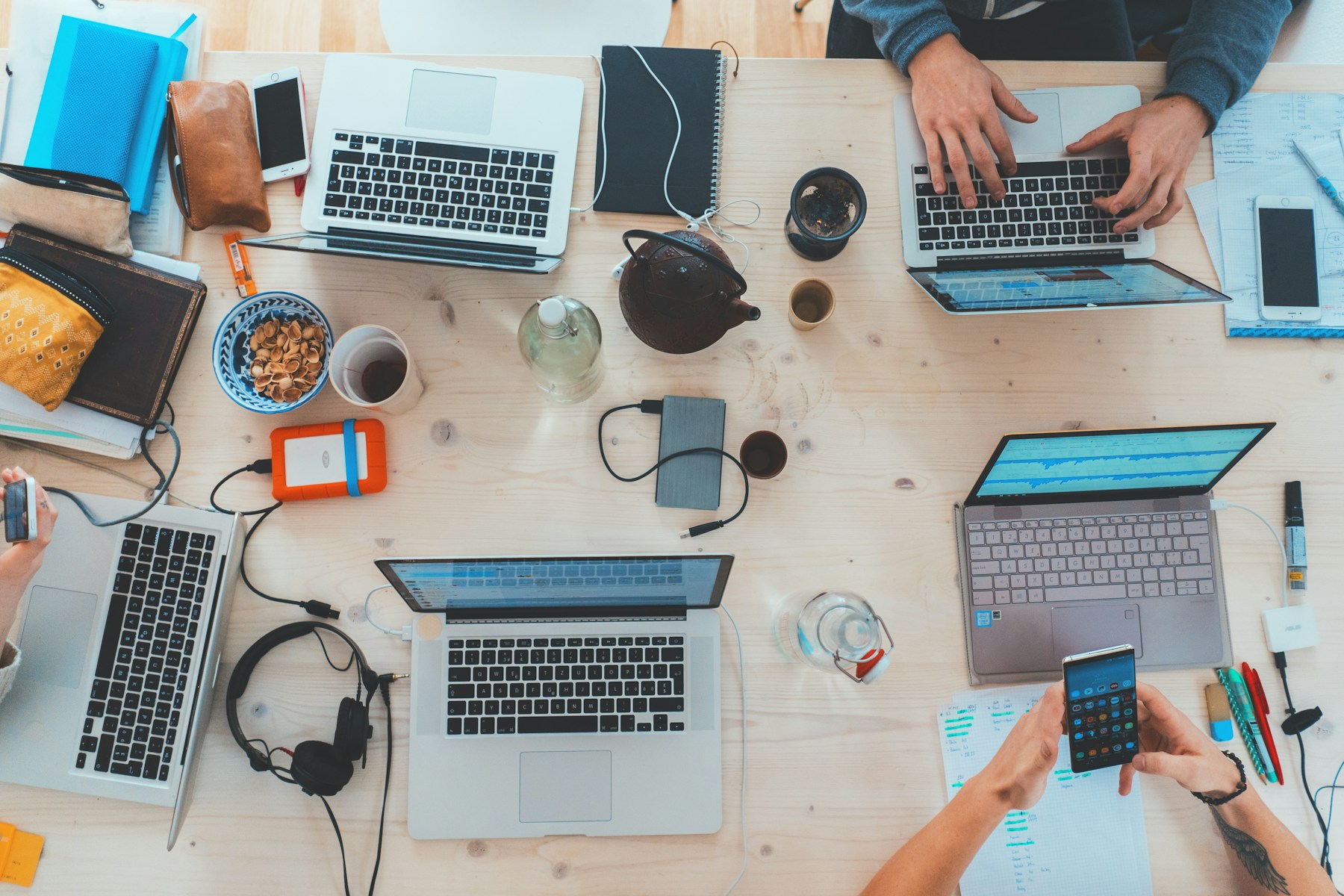 Collaborateurs travaillant ensemble avec des ordinateurs portables en contexte professionnel